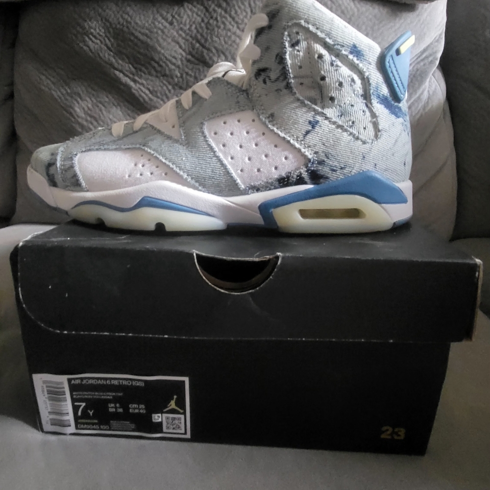 Jordan Kids Retro 6 Blue and White Sneakers